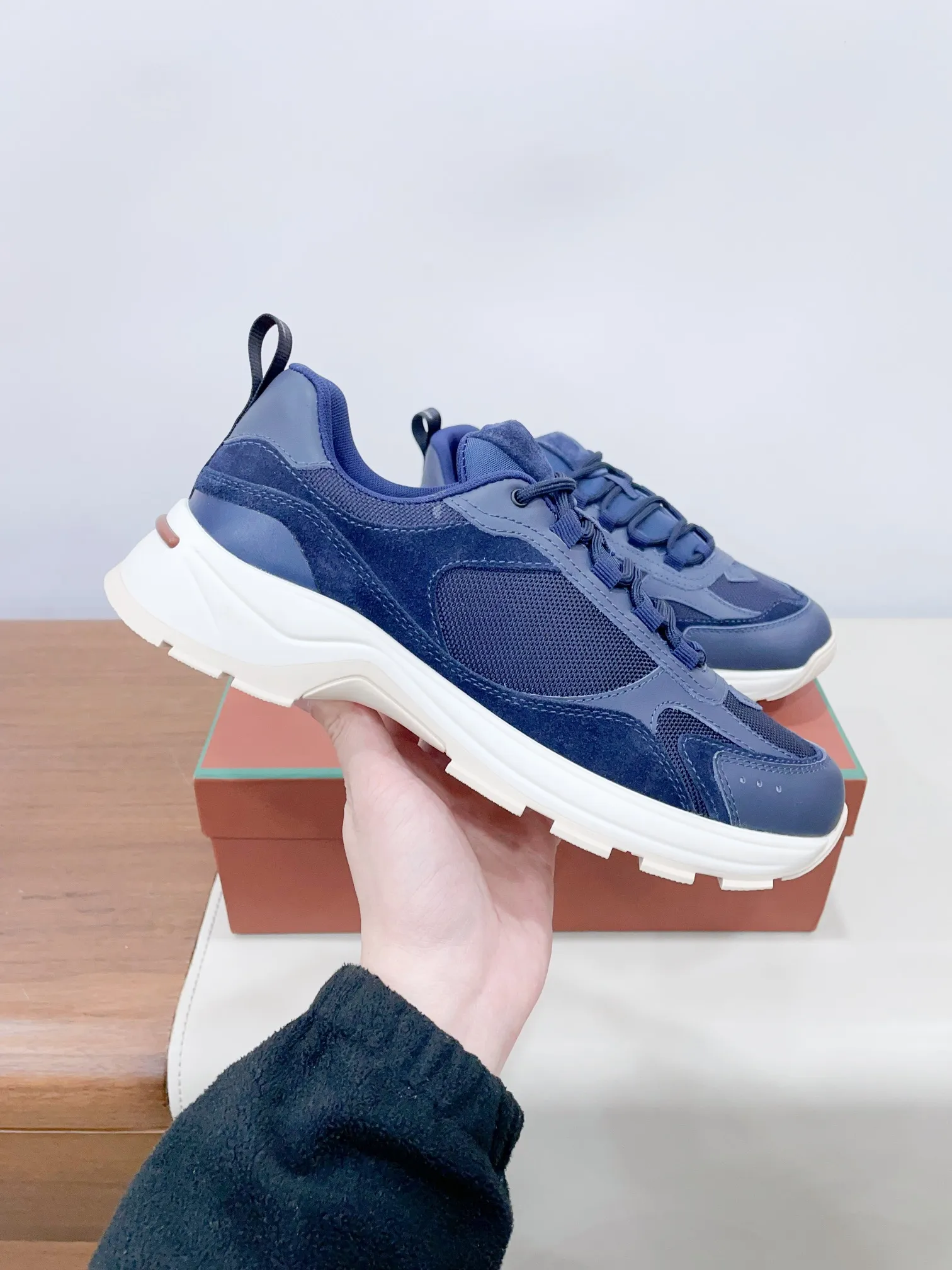 👟👟Ex-factory price 620👟👟 (Male +10) LP's new product Loro Pian* ✅Cairn Walk couple's sneakers dad shoes Official price RMB¥ ¥ 8,200 This urban style-inspired sneaker fits the foot comfortably. Cowhide and suede panels add a refined texture to the sleek silhouette, while soft padding follows every contour, making it the ideal companion for urban adventures or casual weekend getaways. The light and soft soles are designed with complex and fine carved textures and have excellent performance. 𝙎𝙞𝙯𝙚: 35-40 women, 39-45 men (40 women and 45 men are custom-made and cannot be returned or exchanged) The ultimate cost-effectiveness leaves the factory, no negotiation.